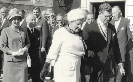 HVB FO 00624  Koningin Juliana bezoekt Bergen (1)